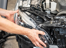 ライト交換と取り付け作業のイメージ